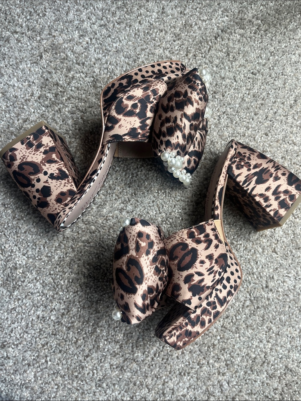 NEW IN BOX. Betsey Johnson MACCIE Leopard Pearl Bow platform Mules size 8 - Picture 4 of 13